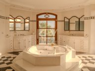 Villa for sale in Nueva Andalucia