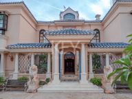 Villa for sale in Nueva Andalucia