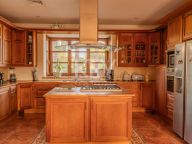 Villa for sale in Nueva Andalucia