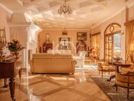 Villa for sale in Nueva Andalucia