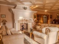 Villa for sale in Nueva Andalucia