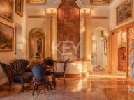 Villa for sale in Nueva Andalucia