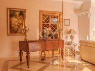 Villa for sale in Nueva Andalucia