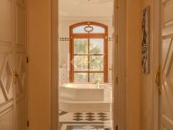 Villa for sale in Nueva Andalucia
