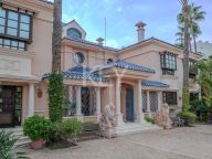 Villa for sale in Nueva Andalucia