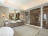 Villa en venta en El Madroñal, Benahavis