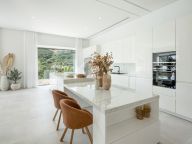 Villa en venta en El Madroñal, Benahavis