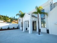 Villa en venta en El Madroñal, Benahavis