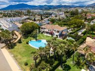 Villa en venta en Benamara, Estepona