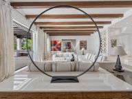 Villa en venta en Benamara, Estepona