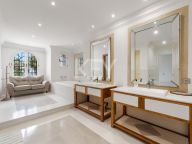 Villa en venta en Benamara, Estepona