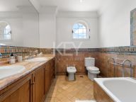 Villa en venta en Benamara, Estepona