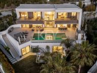 Villa for sale in El Paraiso, Estepona
