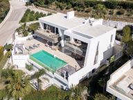 Villa for sale in El Paraiso, Estepona