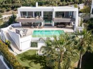 Villa for sale in El Paraiso, Estepona