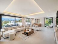 Villa for sale in El Paraiso, Estepona