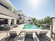 Villa for sale in El Paraiso, Estepona