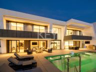 Villa for sale in El Paraiso, Estepona