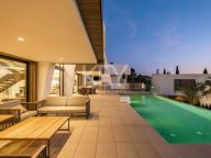 Villa for sale in El Paraiso, Estepona