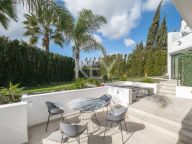 Villa for sale in El Paraiso, Estepona