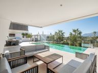 Villa for sale in El Paraiso, Estepona