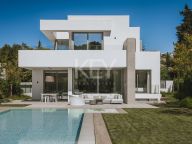 Villa for sale in El Paraiso, Estepona