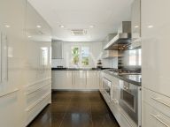Villa for sale in Nueva Andalucia
