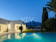 Villa for sale in Nueva Andalucia