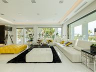 Villa for sale in Nueva Andalucia