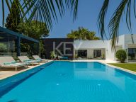 Villa for sale in Nueva Andalucia