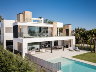 Villa for sale in Nueva Andalucia