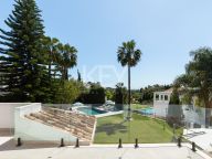 Вилла на продажу в Altos del Paraiso, Бенахавис
