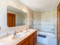 Villa for sale in Benahavis