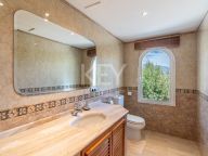 Villa for sale in Benahavis