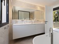 Villa for sale in Las Brisas, Nueva Andalucia