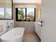 Villa for sale in Las Brisas, Nueva Andalucia