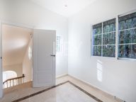 Villa for sale in Nueva Andalucia