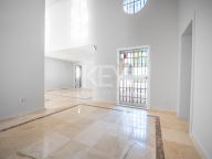 Villa for sale in Nueva Andalucia