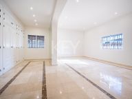 Villa for sale in Nueva Andalucia