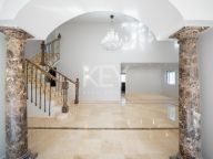 Villa for sale in Nueva Andalucia
