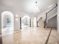 Villa for sale in Nueva Andalucia