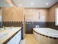 Villa for sale in Nueva Andalucia