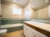 Villa for sale in Nueva Andalucia