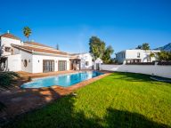 Villa for sale in Nueva Andalucia