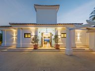 Villa for sale in Nueva Andalucia