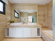 Villa for sale in Nueva Andalucia