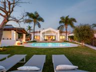 Villa for sale in Nueva Andalucia