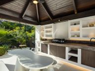 Villa for sale in Nueva Andalucia