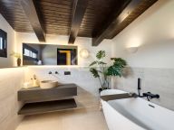 Villa for sale in Nueva Andalucia