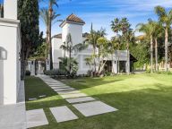 Villa for sale in Nueva Andalucia